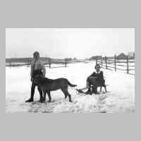 081-0040 Reinlacken 1942 - Guenther Reimann mit seiner Cousine Gisela Norkus und dem Hofhund Hektor Ostern im Schnee.JPG